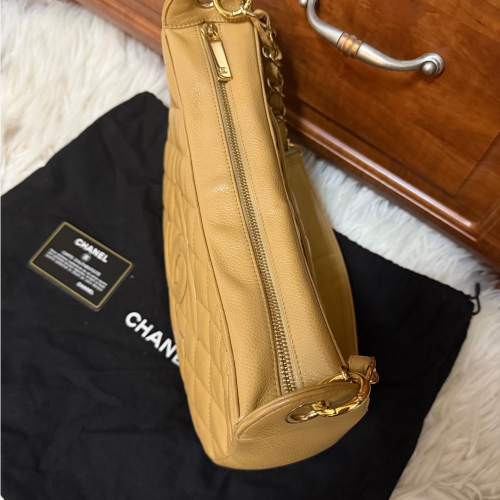 Chanel Beige Quilted Shoulder Bag - Picture 3 of 10
